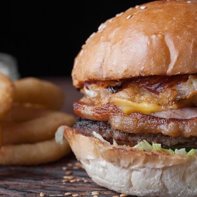 Burger s kolutovima luka