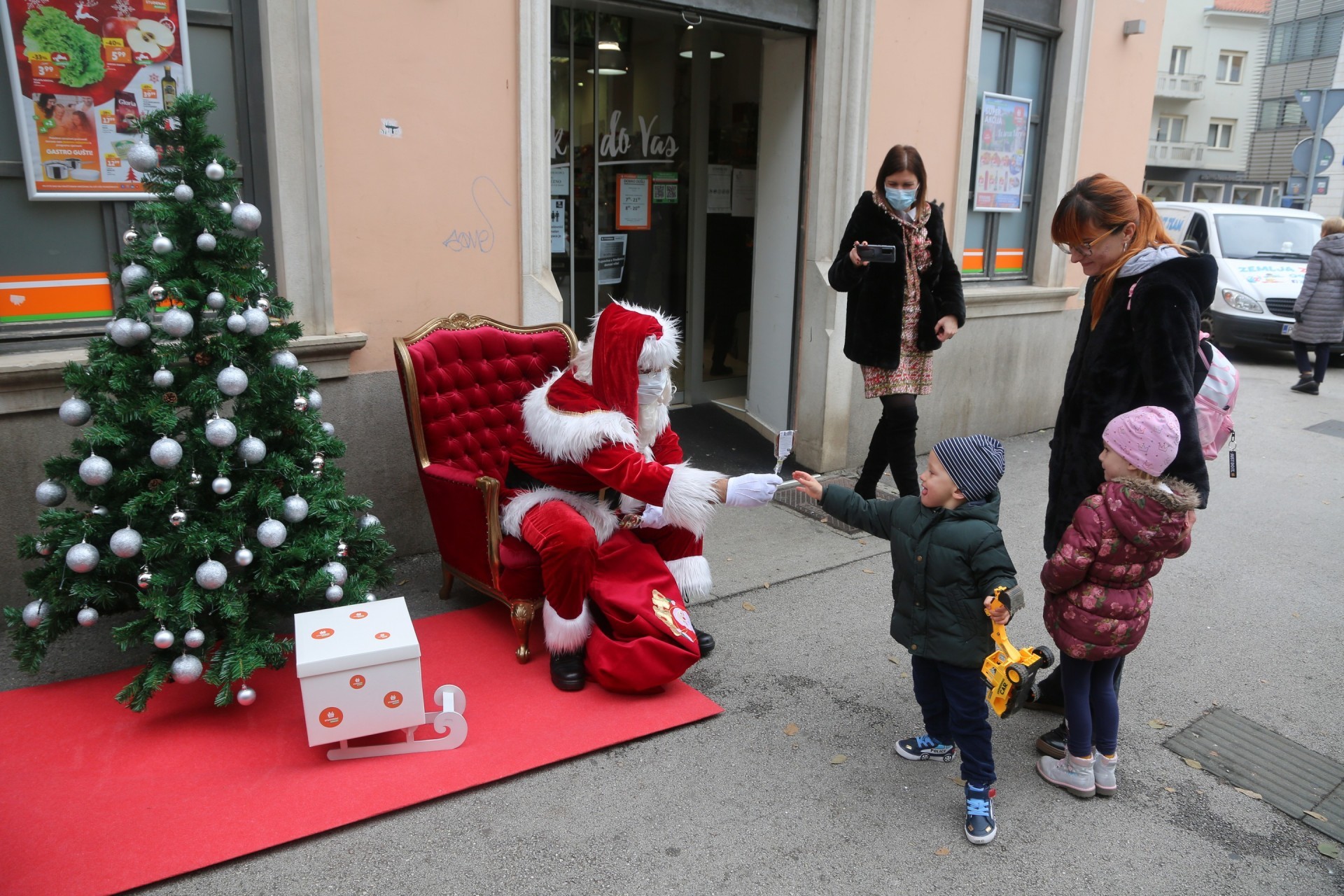 Djed Božićnjak stiže diljem Jadrana i donosi slatke darove